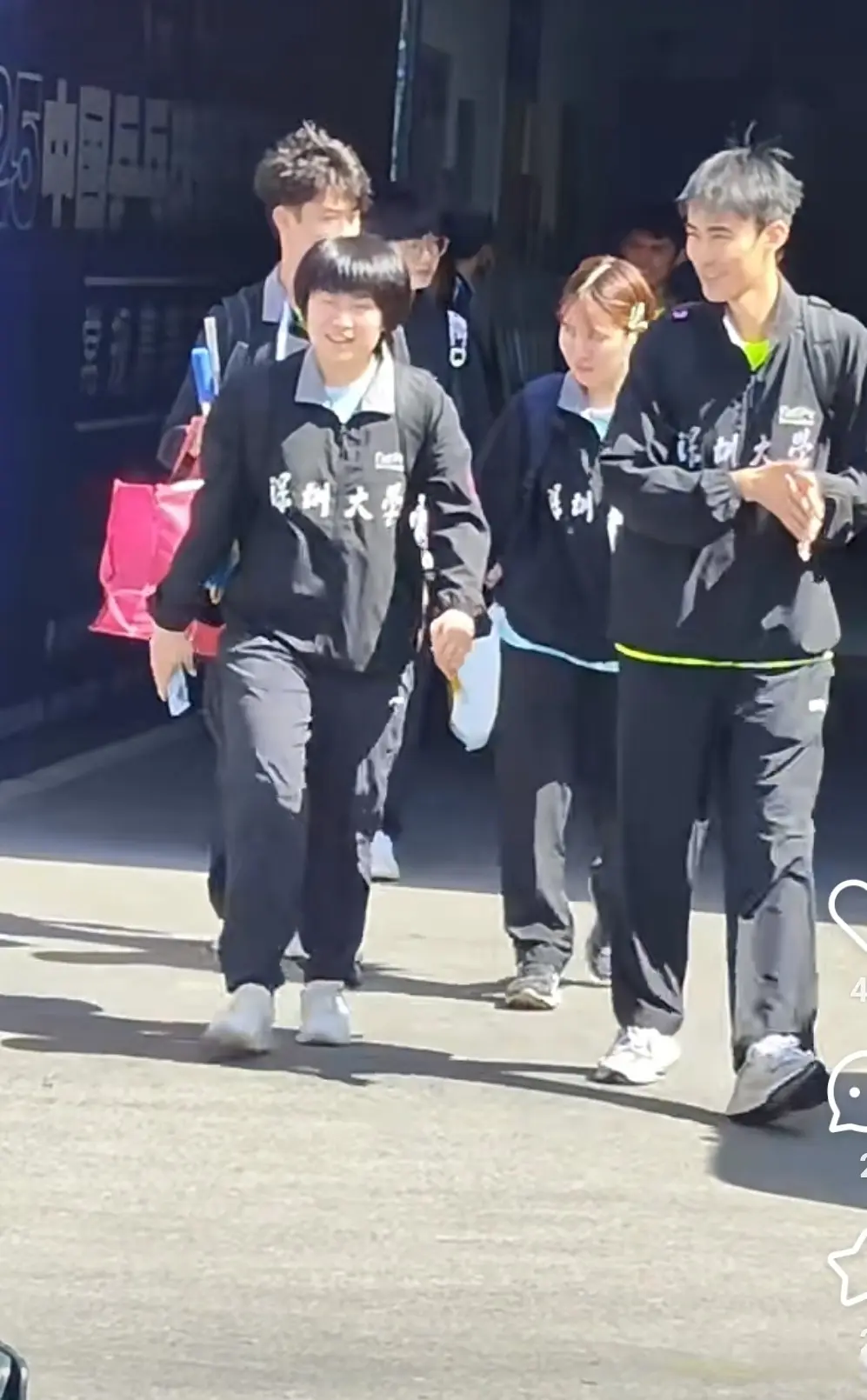 发球太逗了, 签名时的莎