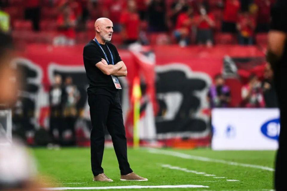 在主场对阵, 埃里克右路