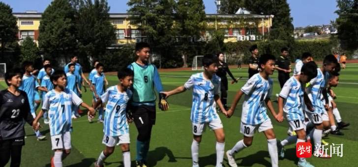 球队合影, 小学的校园, 素养